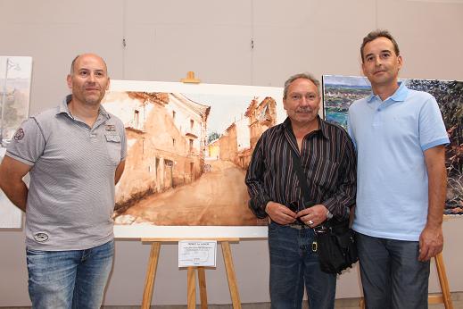 Alfonso Adán, Juan Carlos García y Antonio Darías ante la obra ganadora