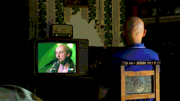 Jorge Martínez mirant-se a si mateix al documental 'Mi vida entre las hormigas' (2016)