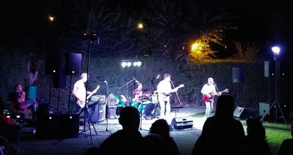 Fotografía de la actuación en vivo de la banda Eje de Berlín en Albelda.