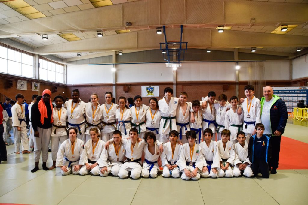 Imagen de los jóvenes JUDOKAS-CADETES en el campeonato de Aragón en el que participaron varios literanos.