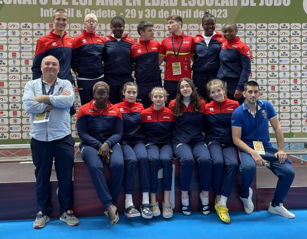 Imagen de los judokas del Club Judo Binéfar y sus entrenadores
