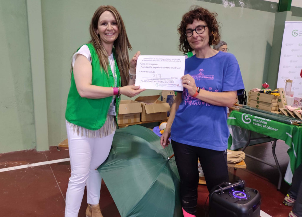 Entrega del cheque por importe de 724 € a la representante de la Asociación Española contra el Cáncer
