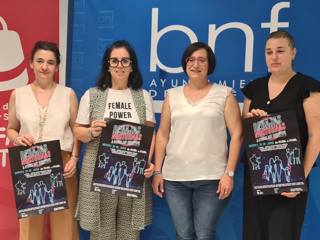 De izquierda a derecha Ana Gascón de Ananàs, Eli Terán de Peukos, Patricia Rivera, la alcaldesa de Binéfar y Alba Subías la presidenta de la asociación de comercio.