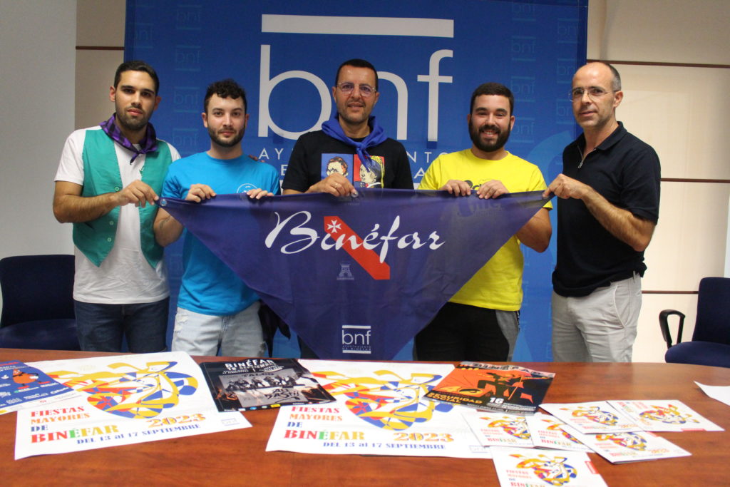 Cesar Pardos y los representantes de las peñas