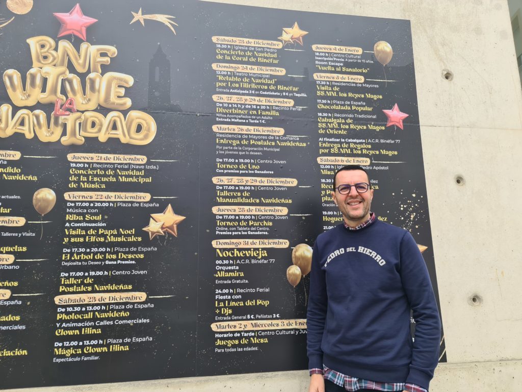 César Pardos con el cartel de la programación navideña, donde se incliuye Divebiner