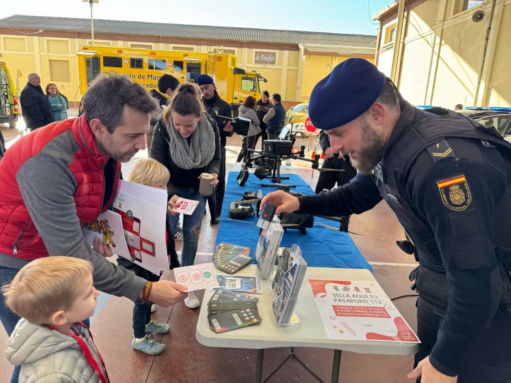 Visitantes  recibiendo información sobre el 112