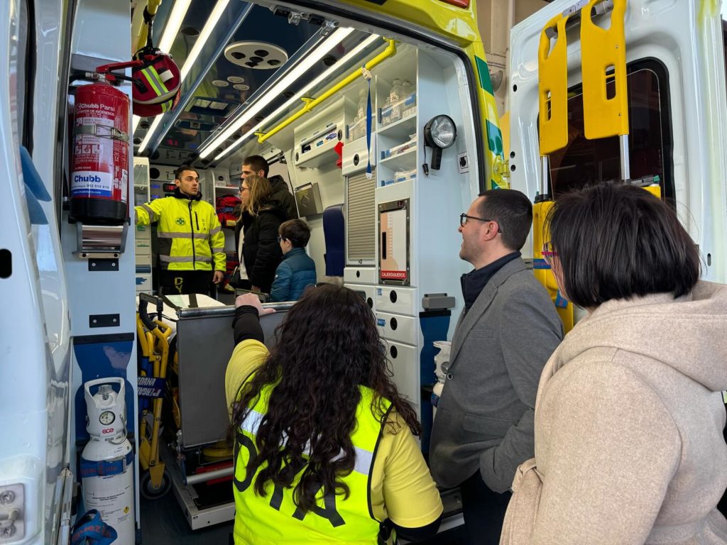 Patricia Ribera, alcaldesa y el concejal Cesar Pardos  visitando las instalaciones