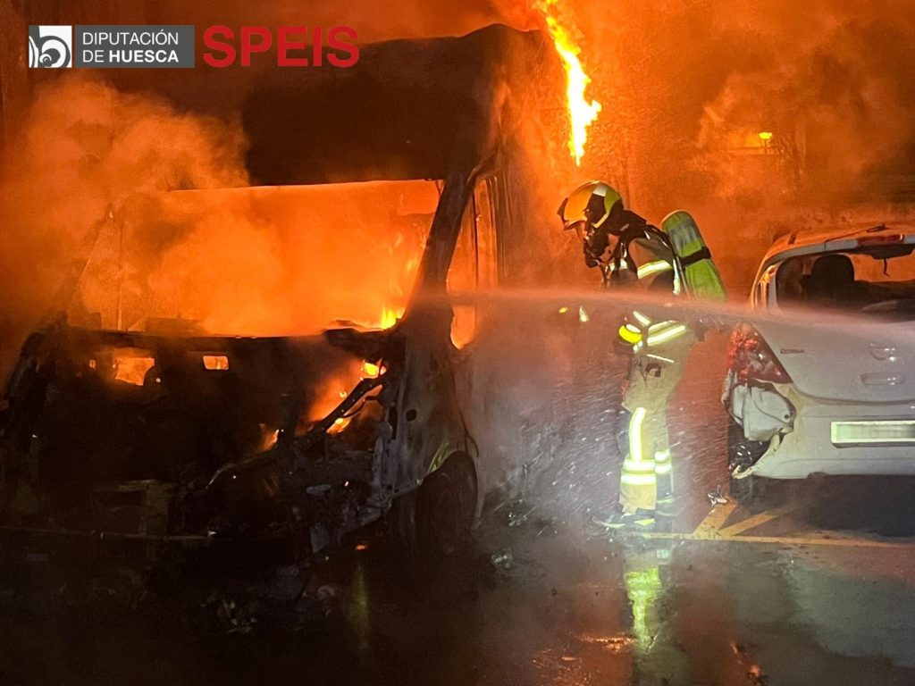 Bomberos extinguiendo el incendio