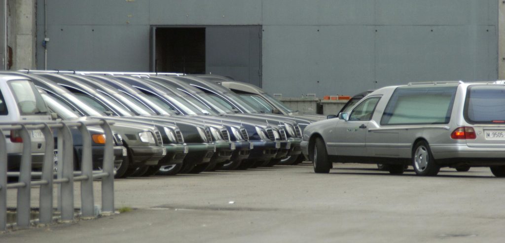Coches fúnebres en el tanatorio improvisado en IFEMA el mismo 11 de marzo de 2004.