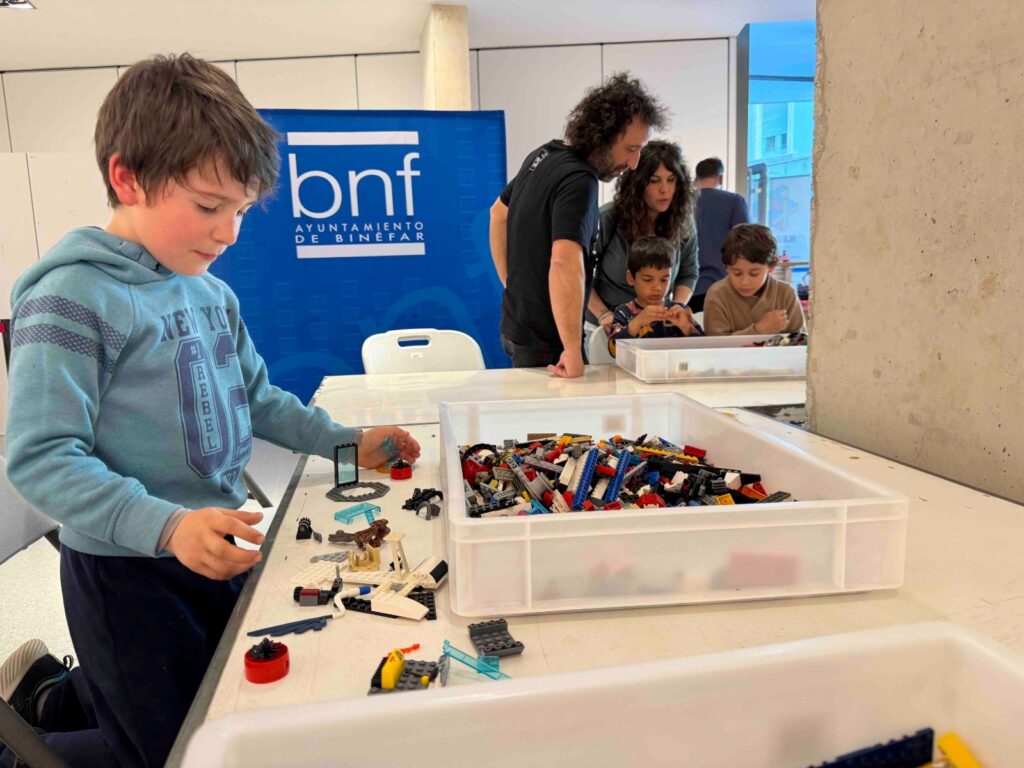 Niño jugando con el LEGO