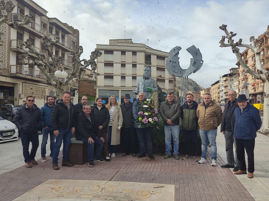 Homenaje delante de la estatua de Joaquín Costa