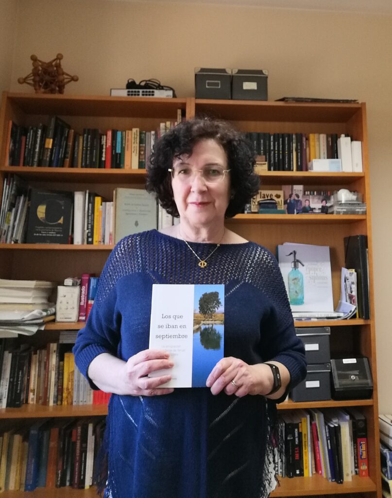 Silvia Isábal con el libro en las manos.