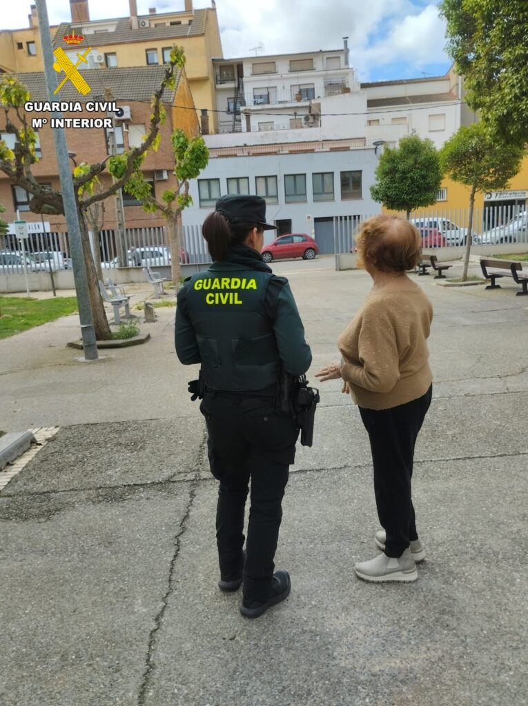 Agente Guardia Civil con señora mayor
