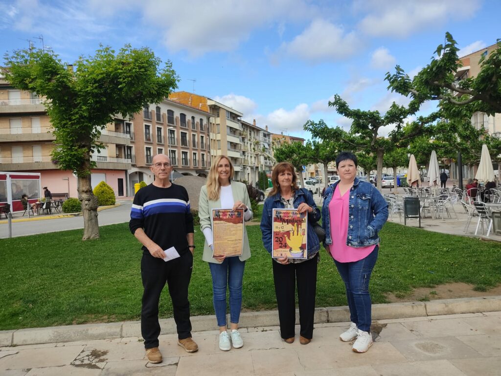 La alcaldesa de Tamarite de Litera, Sandra González junto a miembros de Kolectivo Kabana: Marisa Montes, Elena Viu y Joaquín Ordoñez.