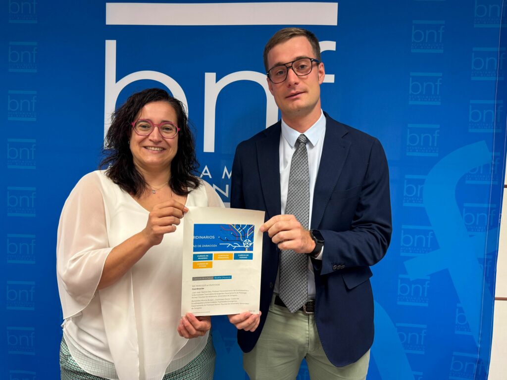 Patricia Rivera, y el director de la oficina local de Caja Rural, Eugen Dolha