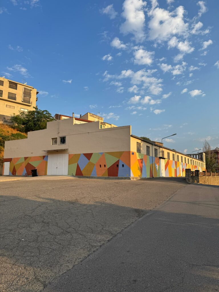 Edificio del antiguo instituto de Tamarite de Litera